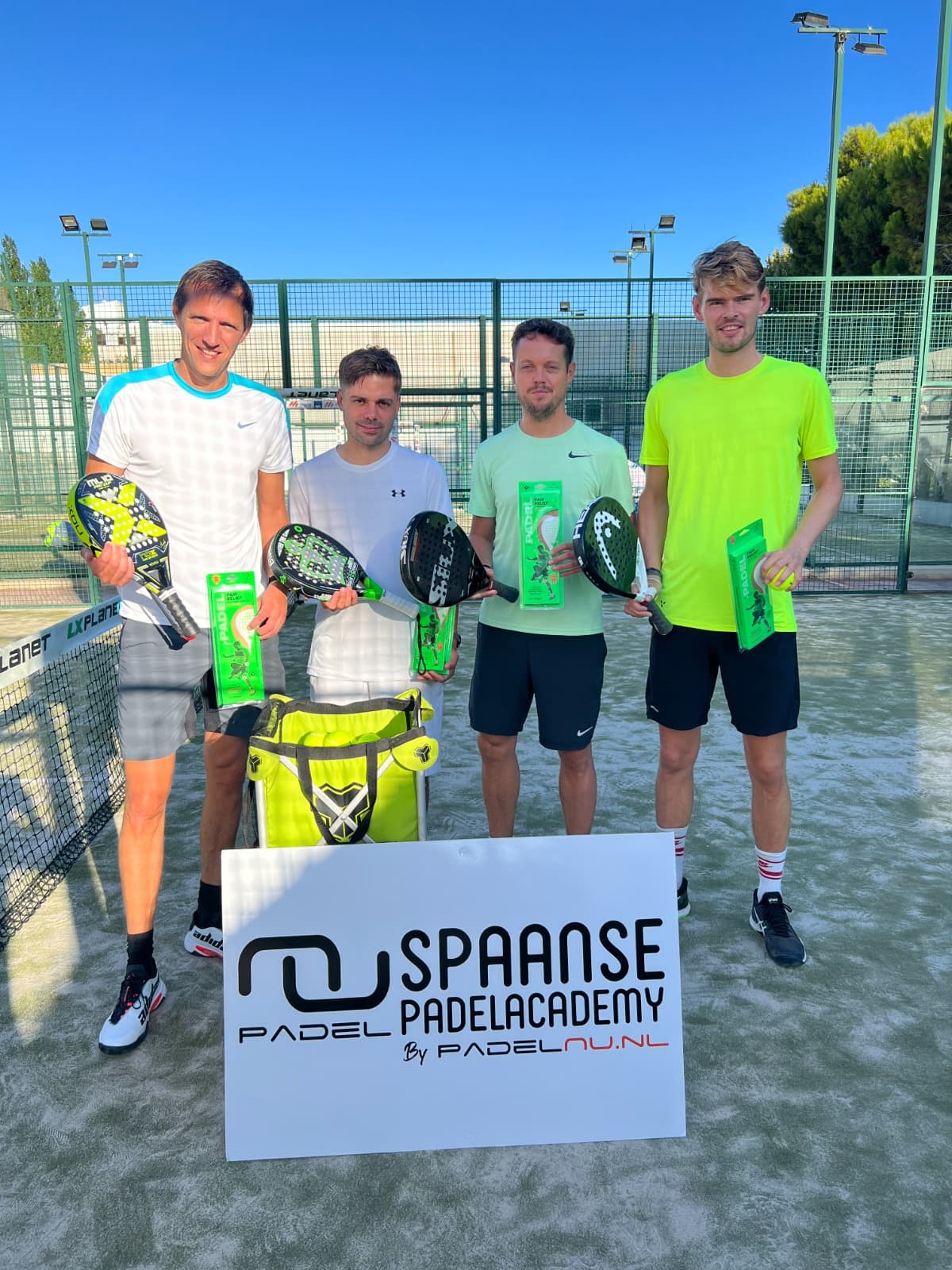 Padelgroep met de Spaanse Padelacademy op de baan in Costa Brava