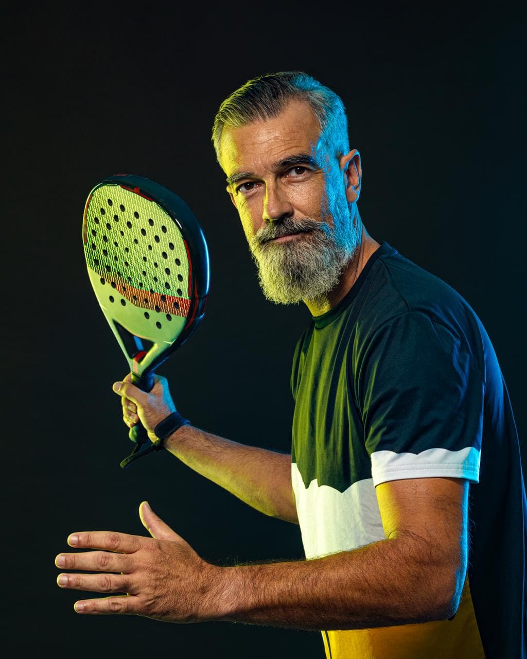 Oudere padelspeler met racket — Old Stars bij Silva's Padel in Almelo